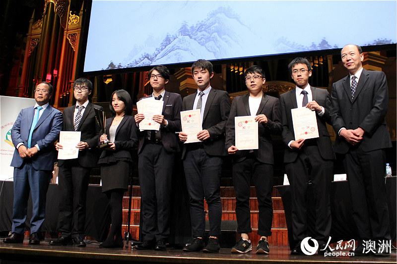 中國駐悉尼總領館教育參贊牛文起（右一）、澳洲中國和平統一促進會會長黃向墨（左一）為冠軍隊頒獎（攝影 盛楚宜）