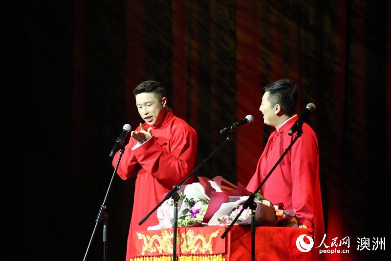 燒餅（左）、曹鶴陽表演相聲《東北style》（攝影 董業衡）