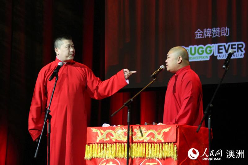 張鶴倫（左）、閻鶴祥進行表演相聲 （攝影 董業衡）