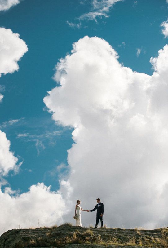 近日，新西蘭攝影師米基 羅斯（Mickey Ross）在瓦納卡鎮附近的一座雪山上為一對新婚夫婦拍攝婚紗照，以延綿的白雪和冰層為背景，將婚紗照拍出了新高度，真的是美哭了！