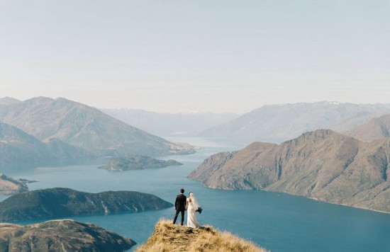 近日，新西蘭攝影師米基 羅斯（Mickey Ross）在瓦納卡鎮附近的一座雪山上為一對新婚夫婦拍攝婚紗照，以延綿的白雪和冰層為背景，將婚紗照拍出了新高度，真的是美哭了！