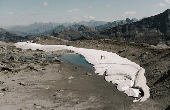 近日，新西蘭攝影師米基 羅斯（Mickey Ross）在瓦納卡鎮附近的一座雪山上為一對新婚夫婦拍攝婚紗照，以延綿的白雪和冰層為背景，將婚紗照拍出了新高度，真的是美哭了！