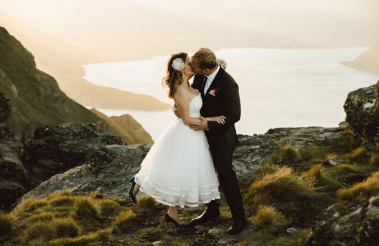 近日，新西蘭攝影師米基 羅斯（Mickey Ross）在瓦納卡鎮附近的一座雪山上為一對新婚夫婦拍攝婚紗照，以延綿的白雪和冰層為背景，將婚紗照拍出了新高度，真的是美哭了！