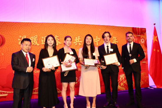 中國駐布里斯班總領事阮宗澤(左一)為四位單項獎獲獎者頒獎(攝影 張舒惠)