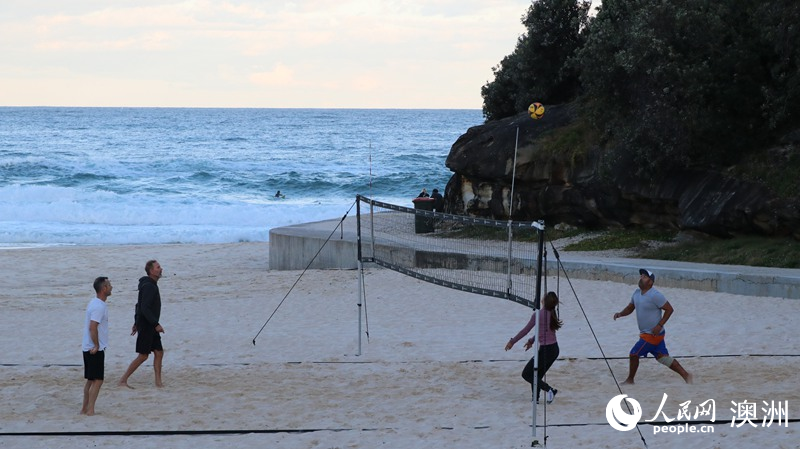 在澳大利亞悉尼邦迪海灘沙灘排球場上進行的一場“友誼賽”（攝影 王馨雨）