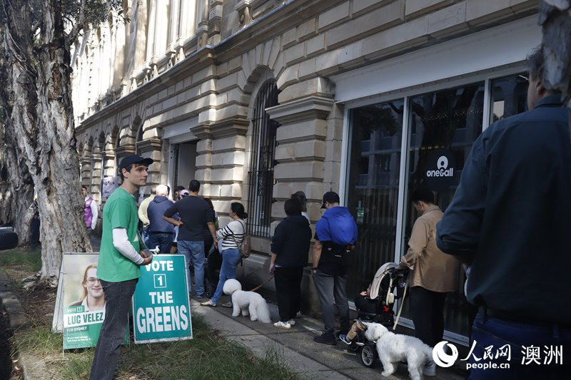 悉尼一投票站外，選民排隊等待投票（攝影 劉美鷺）