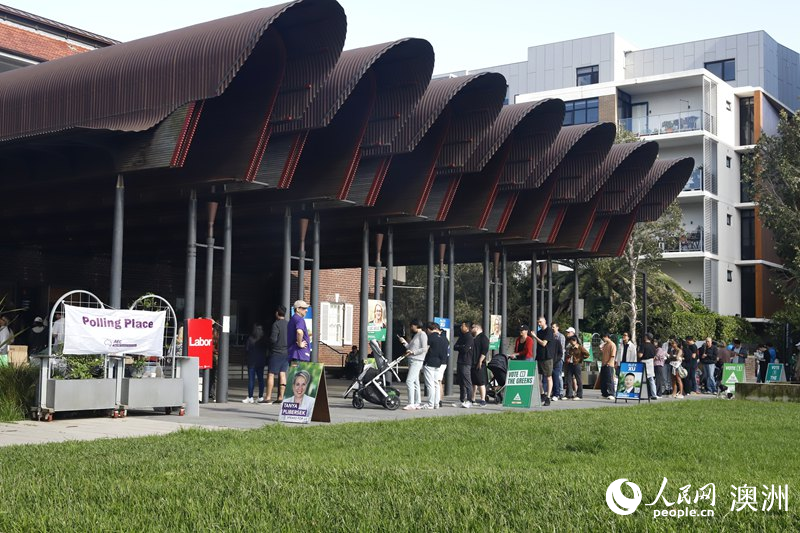 澳大利亞聯邦選舉日當天，選民排隊進行投票（攝影 劉美鷺）