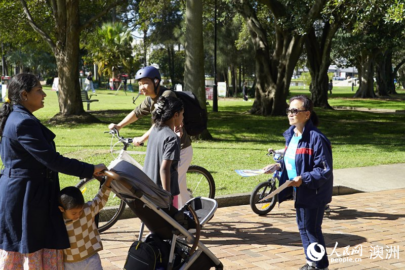 志愿者在投票站外向選民分發宣傳單（攝影 楊怡筠）