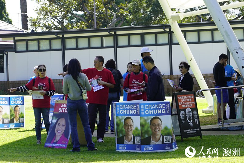 志愿者向選民分發宣傳單（攝影 楊怡筠）