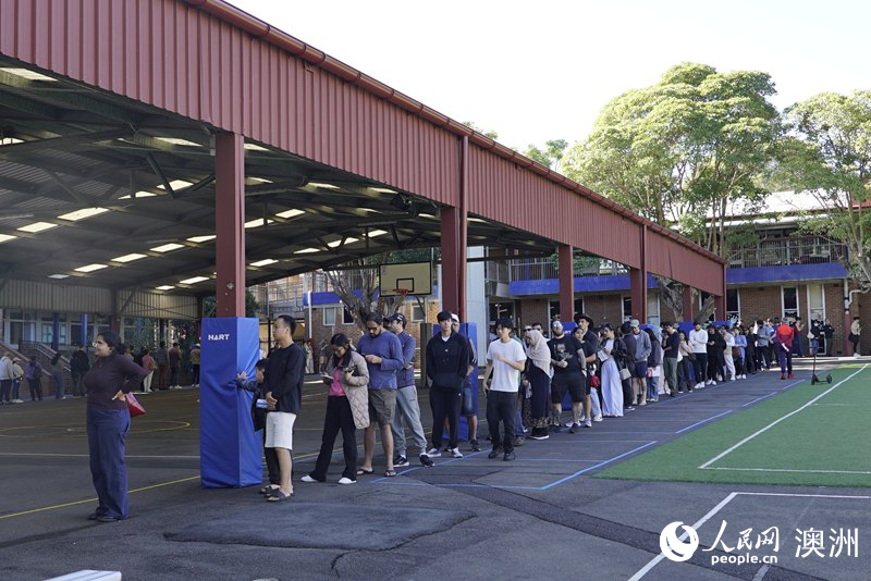 澳大利亞聯邦選舉日當天，選民排隊等待投票（攝影 楊怡筠）