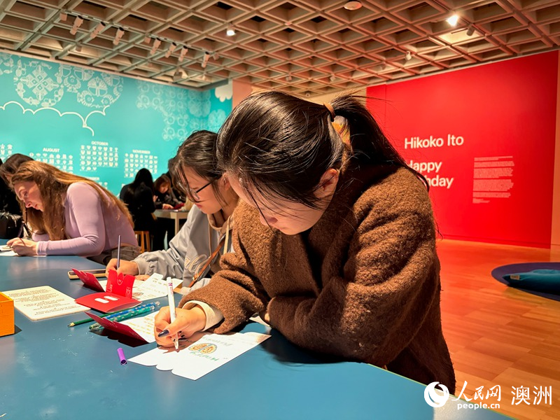 來自中國的學生手寫祝?？ㄆ〝z影 王寶潼）