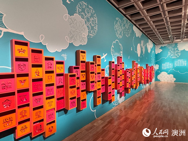 展覽上366個不同的生日信箱（攝影 李睿）