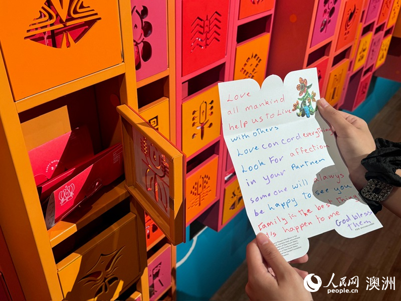 民眾打開生日信箱接收陌生人的祝福（攝影 李睿）