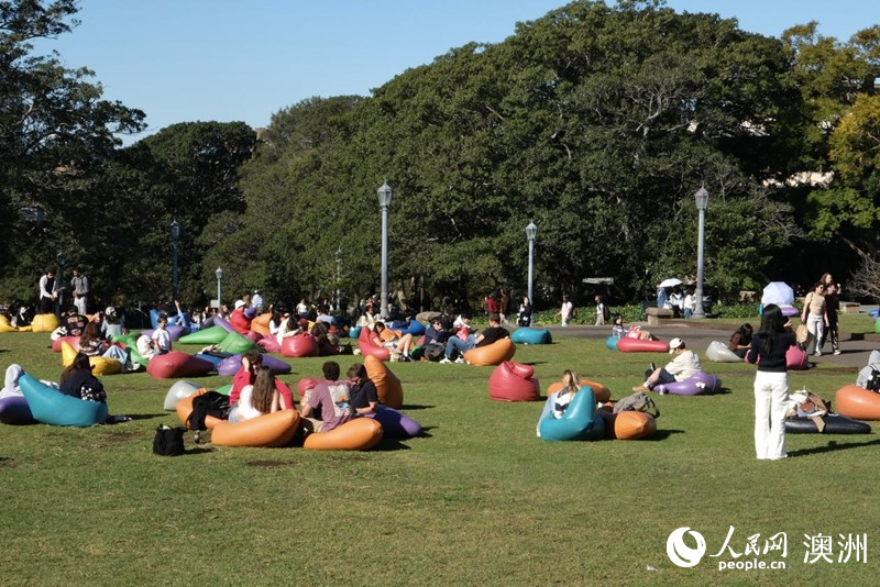 同學們報道后在草地上曬太陽（攝影 徐慕菲）