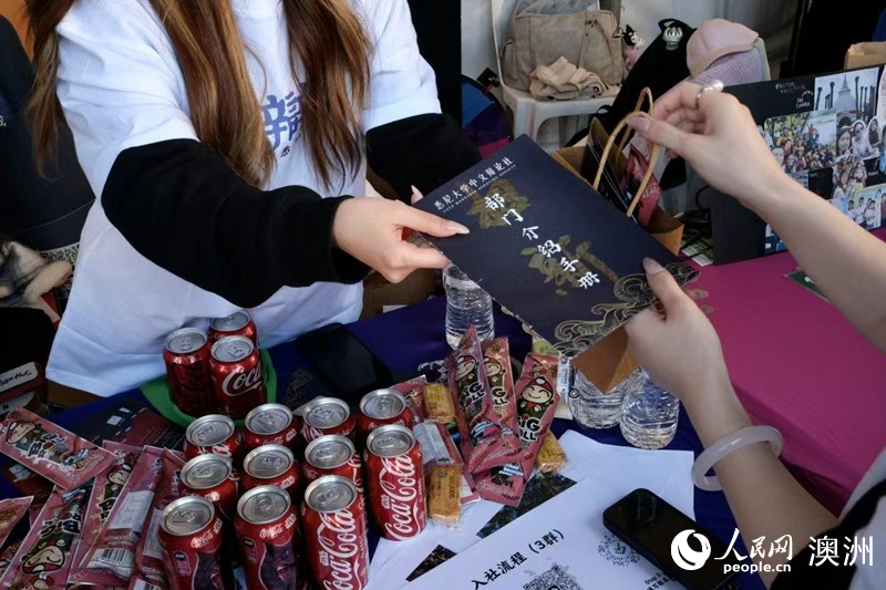 社團負責人向同學們介紹社團信息（攝影 徐慕菲）