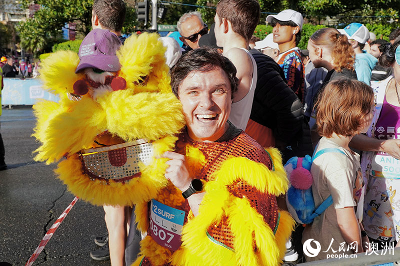 來自澳本地癌癥研究基金會的參賽者身穿舞獅服飾參賽（攝影 陳芃蕾）