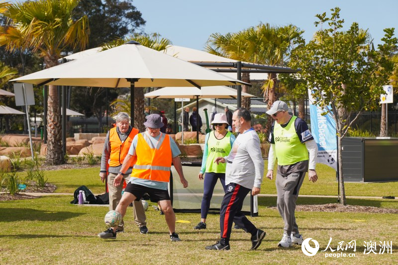 雙方在球門前的較量（攝影 馮昕宇）