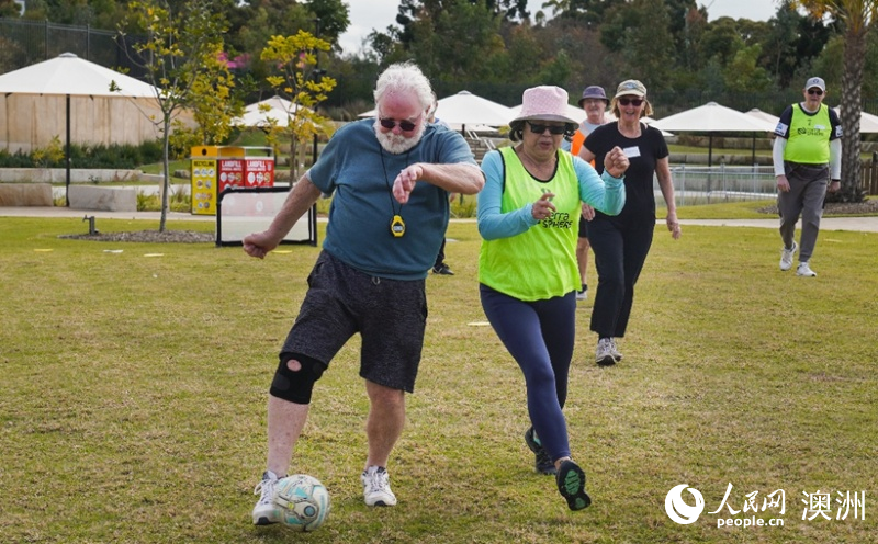 賽場上兩名球員進行拼搶（攝影 馮昕宇）